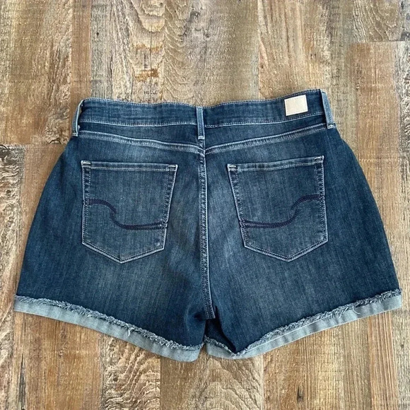Signature  Levi’s |High -Rise Shorts - Picture 6 of 8